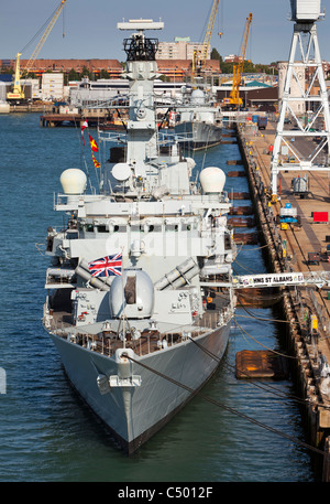 HMS St Albans ormeggiata nel porto di Portsmouth Inghilterra REGNO UNITO Foto Stock