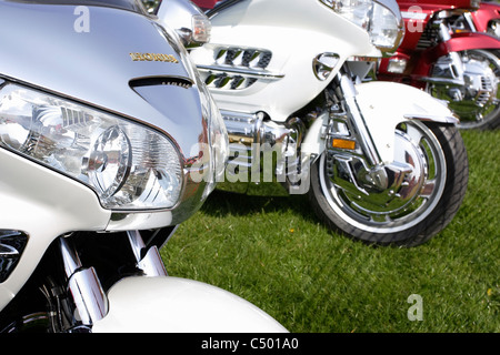 Una fila di moto parcheggiate in un campo di una mostra di trasporto a Llandudno, il Galles del Nord. Foto Stock