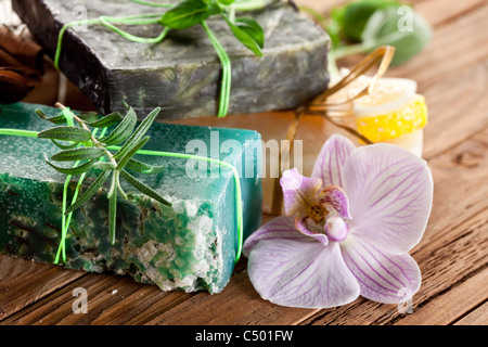 Pezzi di sapone naturale con erbe aromatiche. Foto Stock