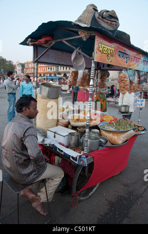 Venditore ambulante vende cibo indiano off una bancarella di strada. Fotografato a Cochin, India Foto Stock