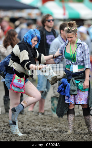 Due ragazze nel fango al Glastonbury Festival 2011 Foto Stock