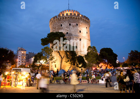 Una intensa serata presso gli illuminati torre bianca, simbolo della città di Salonicco, Macedonia, Grecia Foto Stock