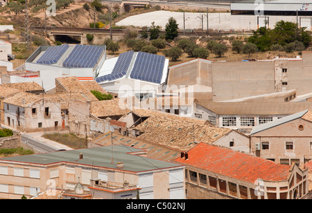 Pannelli fotovoltaici su un tetto in Sax, Mercia, Spagna. Foto Stock