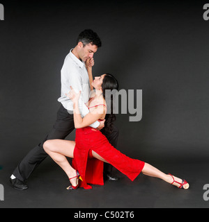 Balli di coppia tango su sfondo nero Foto Stock