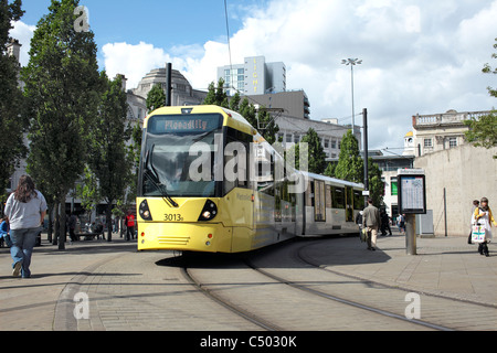 Una fermata del tram che passa sui Piccadilly Gardens nel centro di Manchester. Foto Stock