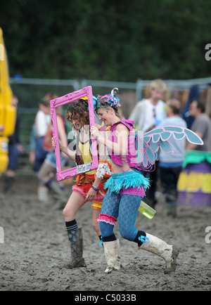 Due ragazze nel fango al Glastonbury Festival 2011 Foto Stock