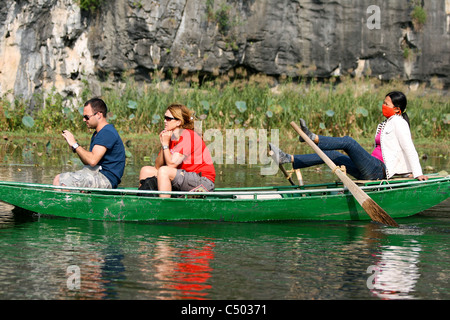 Piedi canottaggio Tam Coc area di Ngo Dong fiume vicino a Ninh Binh, Vietnam Foto Stock