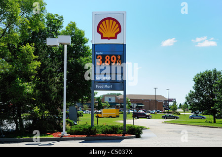 Shell stazione di benzina segno con prezzo/gallone di $3.89 e 9/10 US Foto Stock