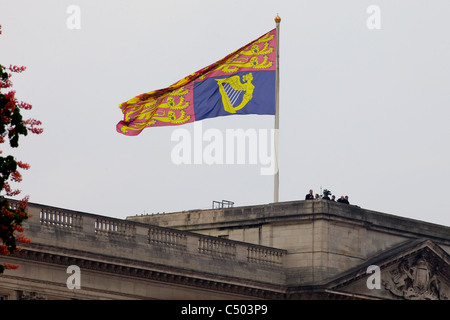 Il Royal Flying standard su Buckingham Palace di Londra Foto Stock