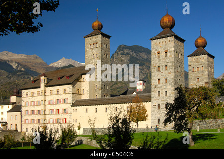 Il palazzo medievale Stockalperpalast contro Alpi Pennine, Briga, Vallese, Svizzera Foto Stock