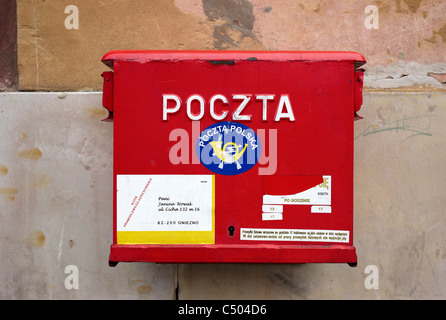 Una cassetta postale rossa polacca della Post, Poznan, Polonia Foto Stock