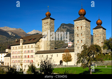 Il palazzo medievale Stockalperpalast contro Alpi Pennine, Briga, Vallese, Svizzera Foto Stock