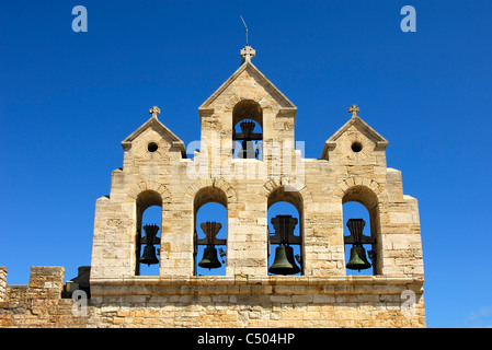 Torre campanaria della chiesa del pellegrinaggio di Saintes-Maries-de-la-Mer, Camargue, Francia Foto Stock