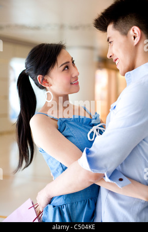 Coppia romantica Shopping Foto Stock