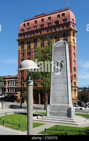 La Piazza della Vittoria, il dominio edificio e il cenotafio in Vancouver, BC, Canada Foto Stock