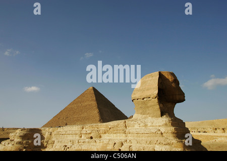 La Sfinge con la Grande Piramide di Khufu in background a Giza, il Cairo, Egitto Foto Stock