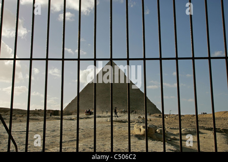 La Grande Piramide di Khafre visto attraverso le sbarre di un cancello sul plateau di Giza, Cairo, Egitto. Foto Stock