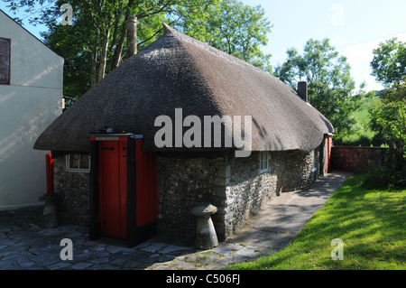 In inghilterra il più piccolo della casa pubblica, Smith di braccia, Godmanstone, Dorset Foto Stock