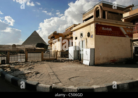 Kodak pubblicità su un edificio vicino alla grande Piramide di Khafre a Giza, il Cairo, Egitto Foto Stock