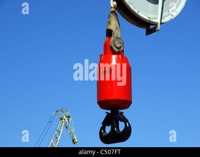 Gancio del potente nave gru su uno sfondo di cielo blu Foto Stock