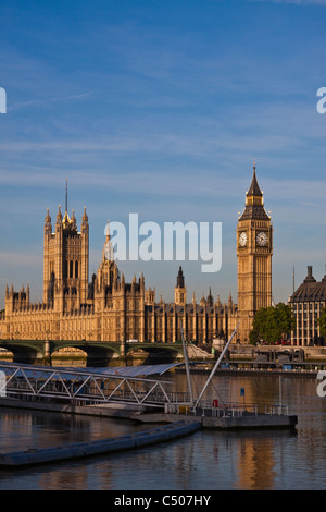 Case del Parlamento visto sul fiume Tamigi Foto Stock