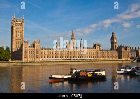 Case del Parlamento visto sul fiume Tamigi Foto Stock