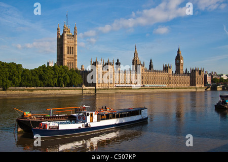 Case del Parlamento visto sul fiume Tamigi Foto Stock