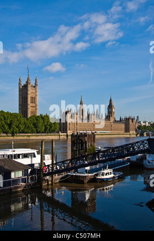 Case del Parlamento visto sul fiume Tamigi Foto Stock