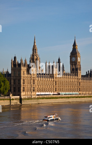 Case del Parlamento visto sul fiume Tamigi Foto Stock