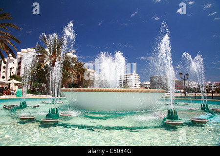 Fontana presso la passeggiata sulla spiaggia di Santa Eulalia, Ibiza, Spagna Foto Stock