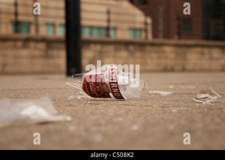 Rotture di smirnoff vodka bottiglia sul pavimento Foto Stock