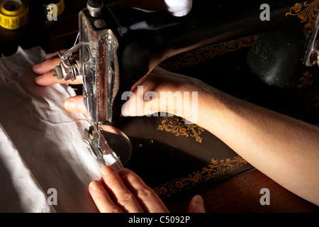 Adattare il lavoro con un'antica macchina segatrice Foto Stock