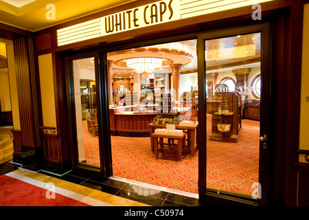 Disney il Sogno di bordo del complesso per lo shopping offre una varietà di sfavillanti negozi e boutique, Bahamas. Foto Stock