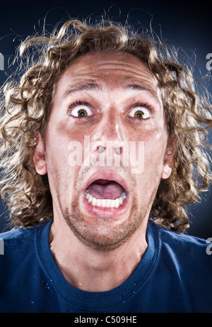 Spaventata uomo caucasico urlando Foto Stock