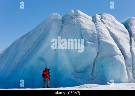 Tourist fotografare iceberg, Snow Hill Island, Antartide Foto Stock