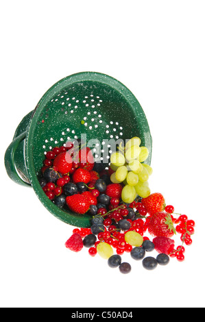 Il lavaggio di frutta fresca in verde scolapasta isolato su bianco Foto Stock