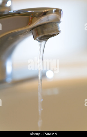 Rubinetto di acqua /toccare e acqua corrente close up shot Foto Stock