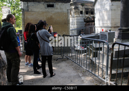 La gente intorno alla tomba di Jim Morrison nel cimitero di Pere Lachaise di Parigi Foto Stock