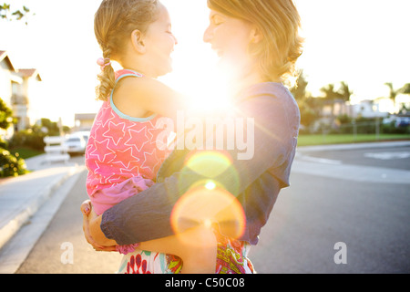 Azienda di madre in figlia street Foto Stock