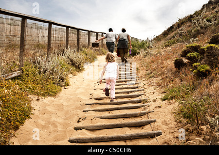 Famiglia a camminare su scala di sabbia Foto Stock