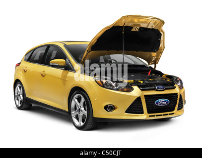Licenza disponibile su MaximImages.com - Yellow Ford Focus. Auto con cofano aperto isolato su sfondo bianco con percorso di ritaglio. Concetto di servizio auto. Foto Stock