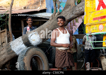 La gente per strada in un villaggio del Tamil Nadu provincia, India, vicino a Madurai. Foto Stock