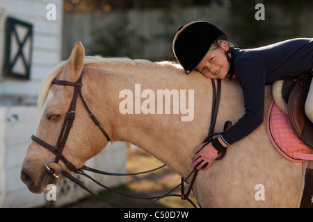 Ragazza caucasica a cavallo Foto Stock