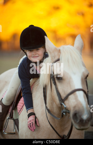 Ragazza caucasica a cavallo Foto Stock