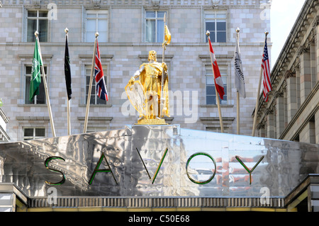 Savoy Hotel segno flags & statua sopra Savoy Court entrata a questo London West End Hotel di lusso Inghilterra REGNO UNITO Foto Stock