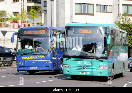 Clarkes AUTOBUS CON CONDUCENTE Stagecoach Megabus online prenotazione via internet per le chiamate a lunga distanza di trasporto pubblico servizio di bus in Park Lane Londra Inghilterra REGNO UNITO Foto Stock