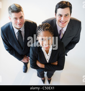 Sorridente la gente di affari in piedi insieme Foto Stock