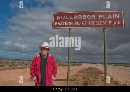 Segno sull'autostrada all'estremità orientale del Nullarbor Plain in Sud Australia Foto Stock