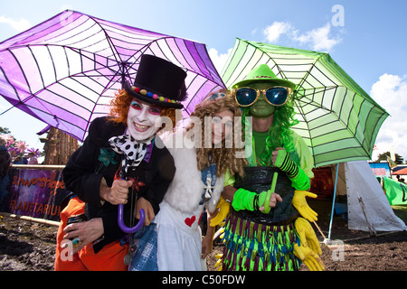 Alice nel paese delle meraviglie fancy dress presso il festival di  Glastonbury 2011 Foto stock - Alamy