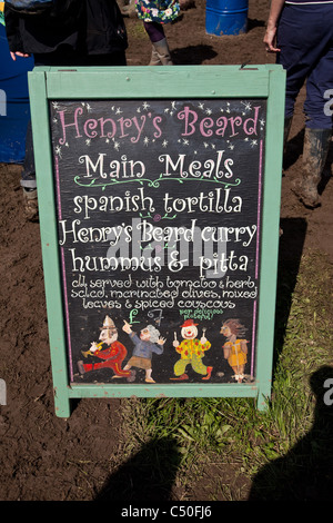 Il cartello del ristorante Henry's Beard al festival Glastonbury 2011, Worthy Farm, Somerset, Inghilterra. Foto Stock